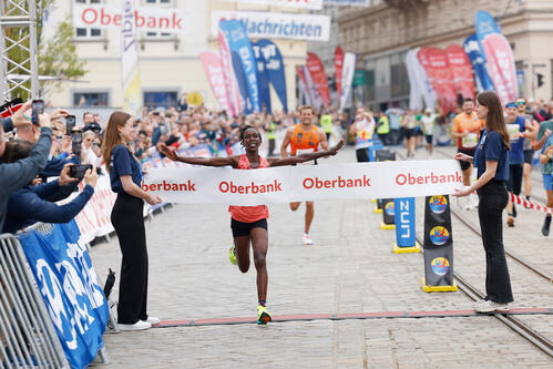  (Quelle: (c) Linz Marathon: Die Kenianerin Gladys Jerop Kimaina pulverisierte in Fabelzeit von 2:24:58 bisherigen Streckenrekord aus dem Jahr 2023.)